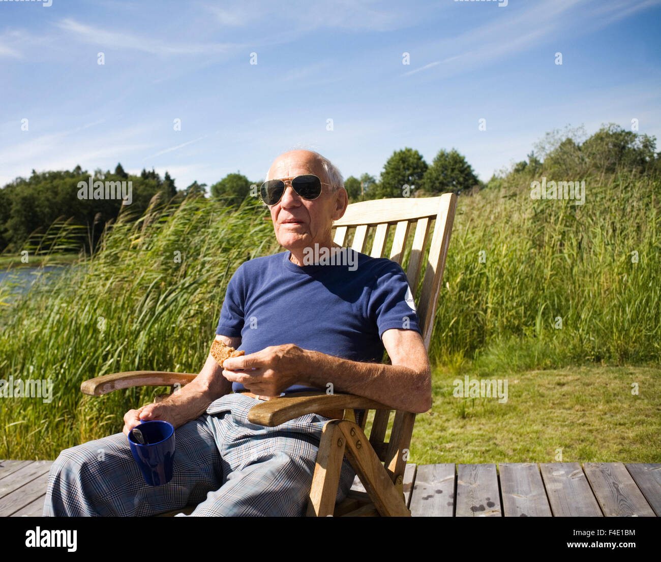 Ein Alter Mann in einem Liegestuhl, Schweden. Stockfoto