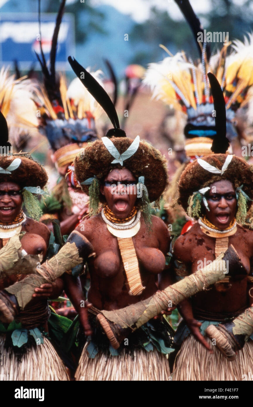 Papua-Neu-Guinea, Mt Hagen Enga Provinz Enga Frauen tanzen westlichen Highlands Stamm. (Großformatige Größen erhältlich) Stockfoto