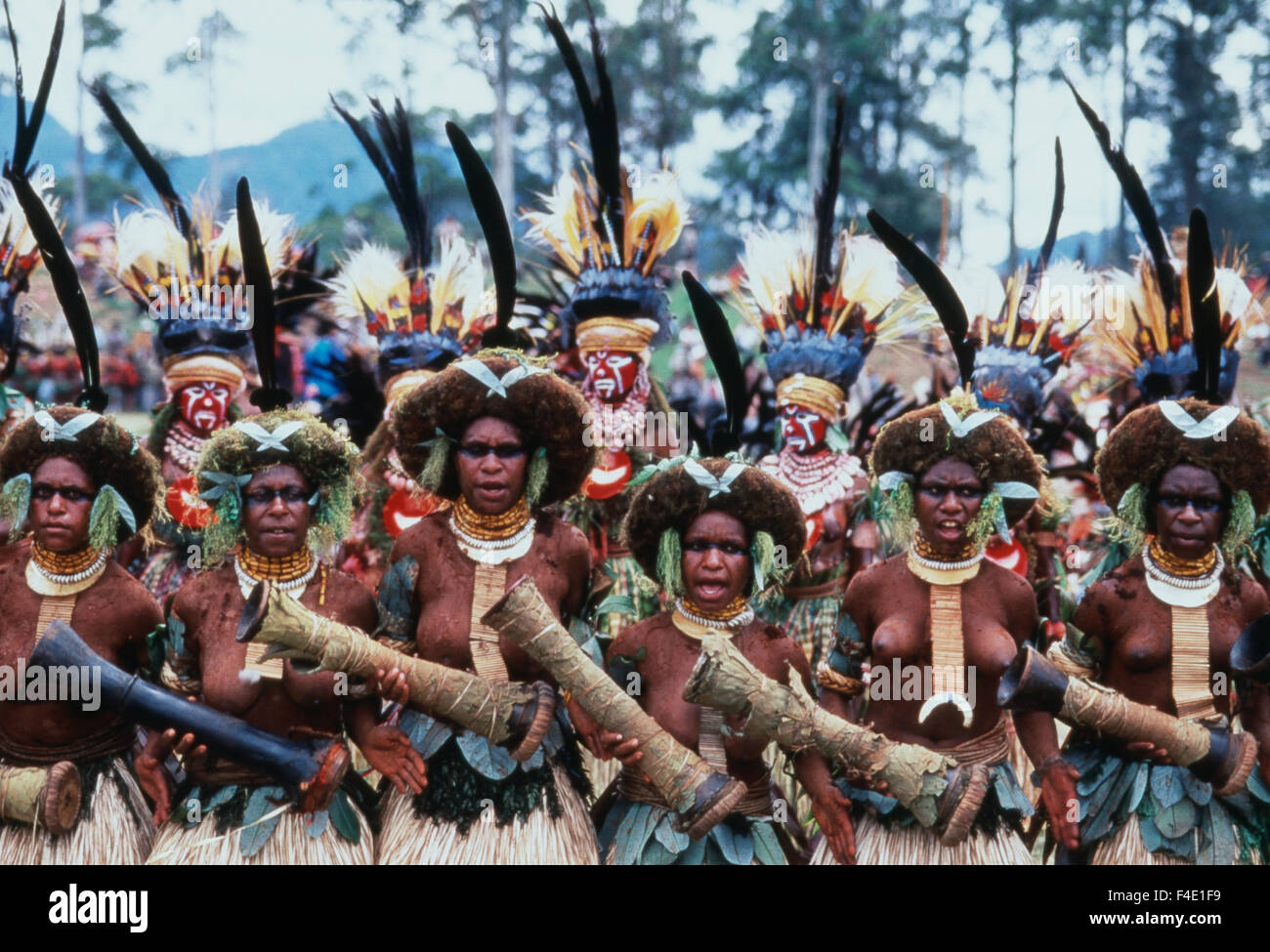 Papua-Neu-Guinea, Mt Hagen, Enga Provinz Enga Frauen tanzen westlichen Highlands Stamm, Mount Hagen kulturelle zeigen. (Großformatige Größen erhältlich) Stockfoto