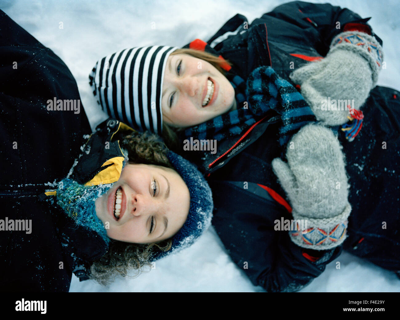 Zwei Mädchen im Teenageralter im Winter, Schweden. Stockfoto