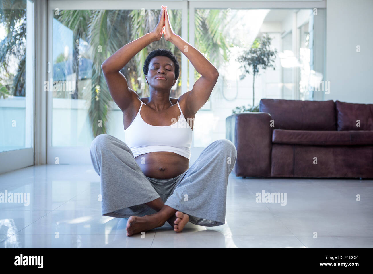 Entspannte schwangere Yoga machen Stockfoto