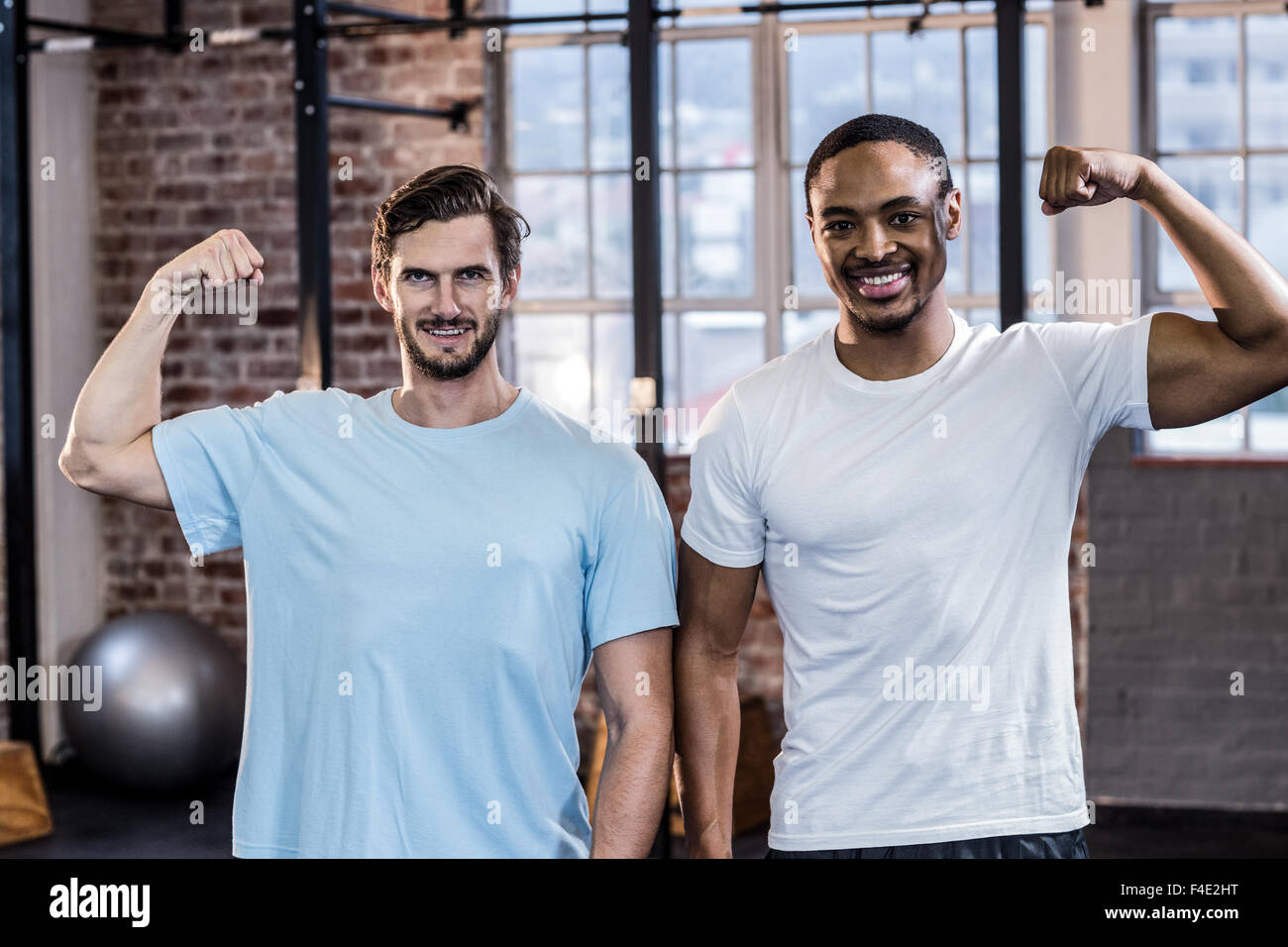Zwei muskulöse Männer beugen Bizeps Stockfoto