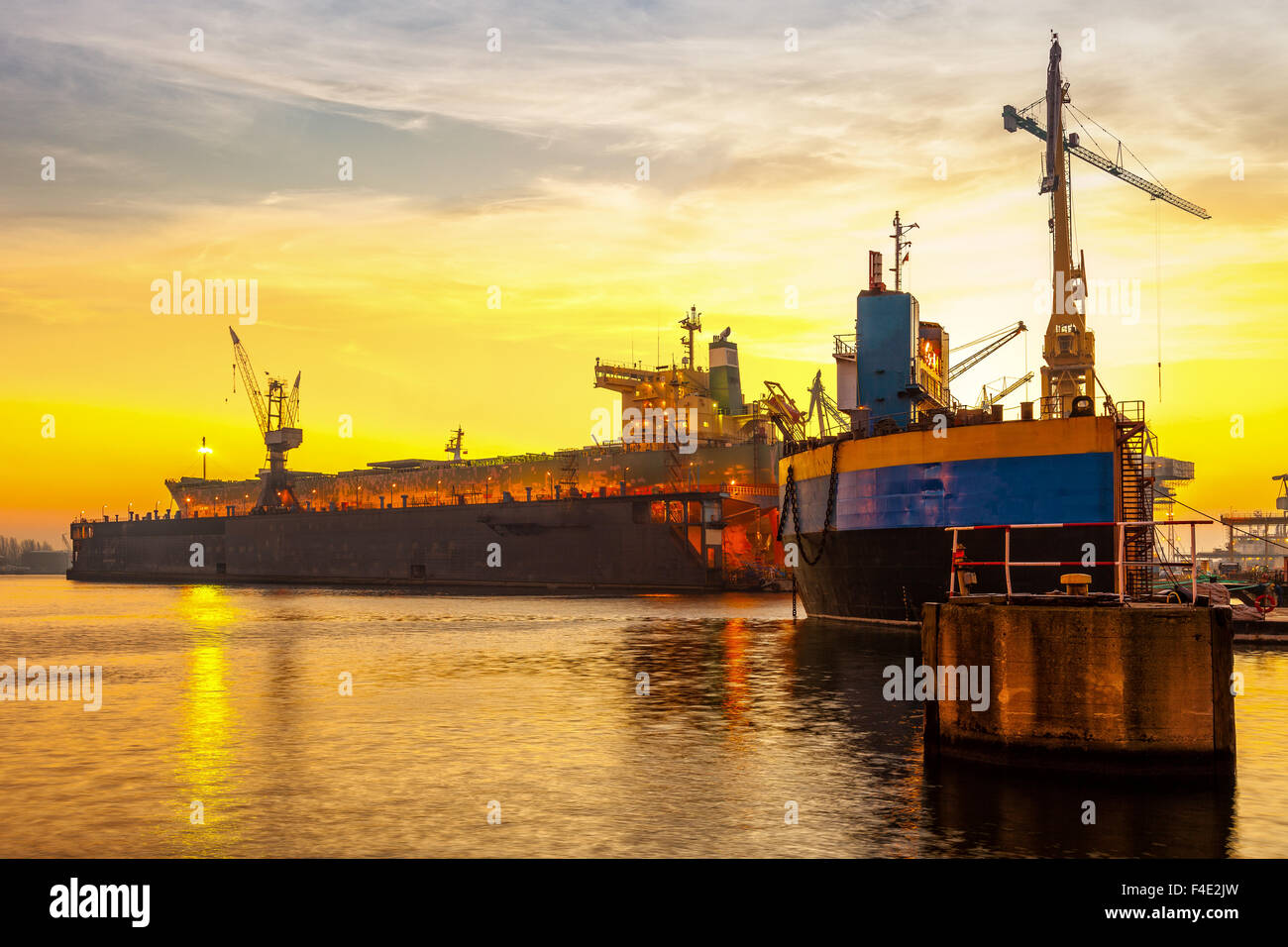 Werft im Morgenlicht auf Danzig. Stockfoto