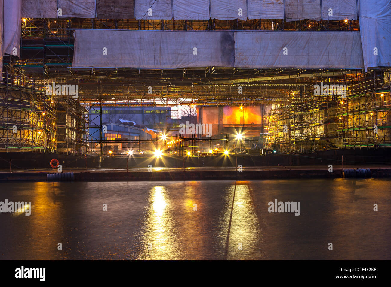 Schiff im Bau in der Werft am Morgen. Stockfoto