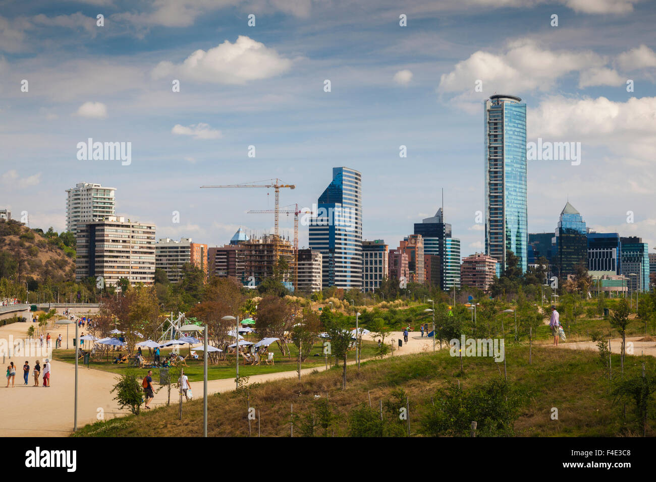 Chile, Santiago, Vitacura Area, Parque Bicentenario Park, Blick auf die Gran Torre Santiago-Turm. Stockfoto