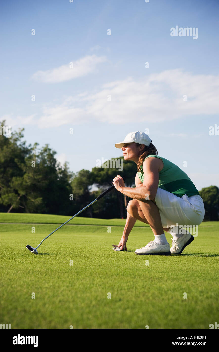 Eine skandinavische Frau spielt Golf, Türkei. Stockfoto
