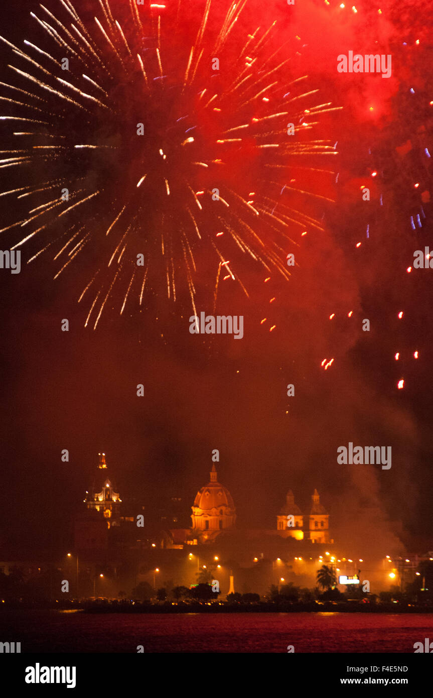 Feuerwerk für Silvester, Altstadt Cartagena (Cartagena de Los Indios)  Atlantico Provinz. Kolumbien Stockfotografie - Alamy