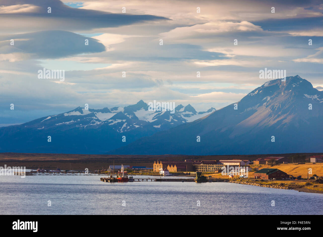 Magallanes Region, Puerto Natales, Chile, Seno Ultima Esperanza Bucht, Landschaft Blick in Richtung Puerto Bories. Stockfoto