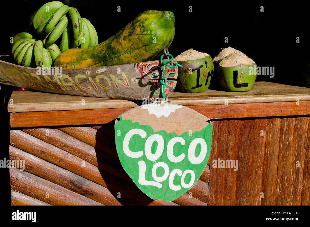 Guatemala, Izabal, Livingston. Die Hafenstadt liegt an der Mündung des Rio Dulce am Golf von Honduras. Coco Loco, Café, das frische kalte Kokosnuss Getränke verkauft. Stockfoto
