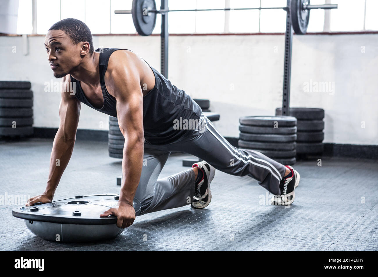 Fit mit Bosu Ball trainieren Mann Stockfoto