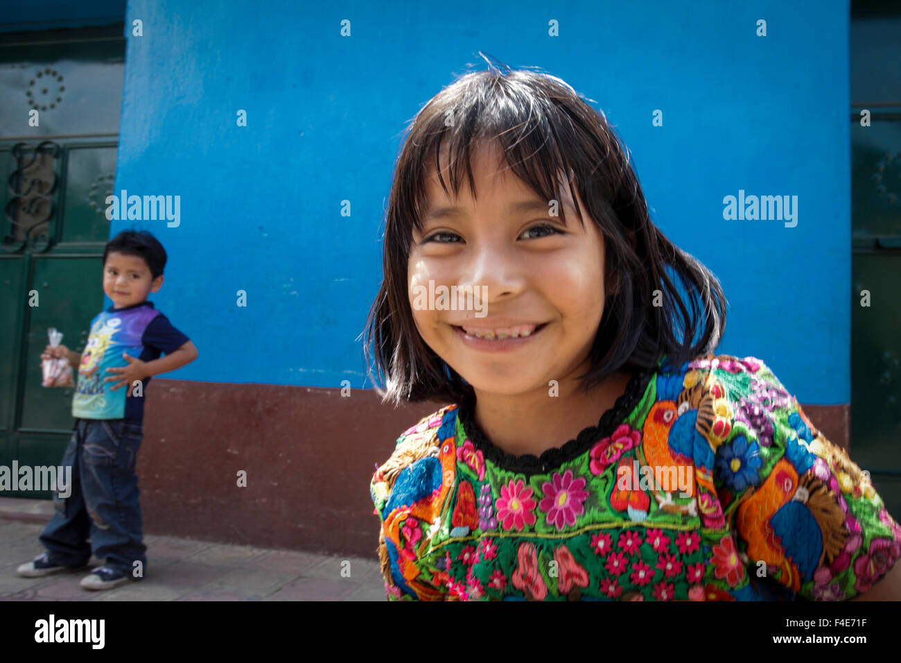 Lächelnde Kinder, Santa Maria de Jesus, Guatemala. Stockfoto