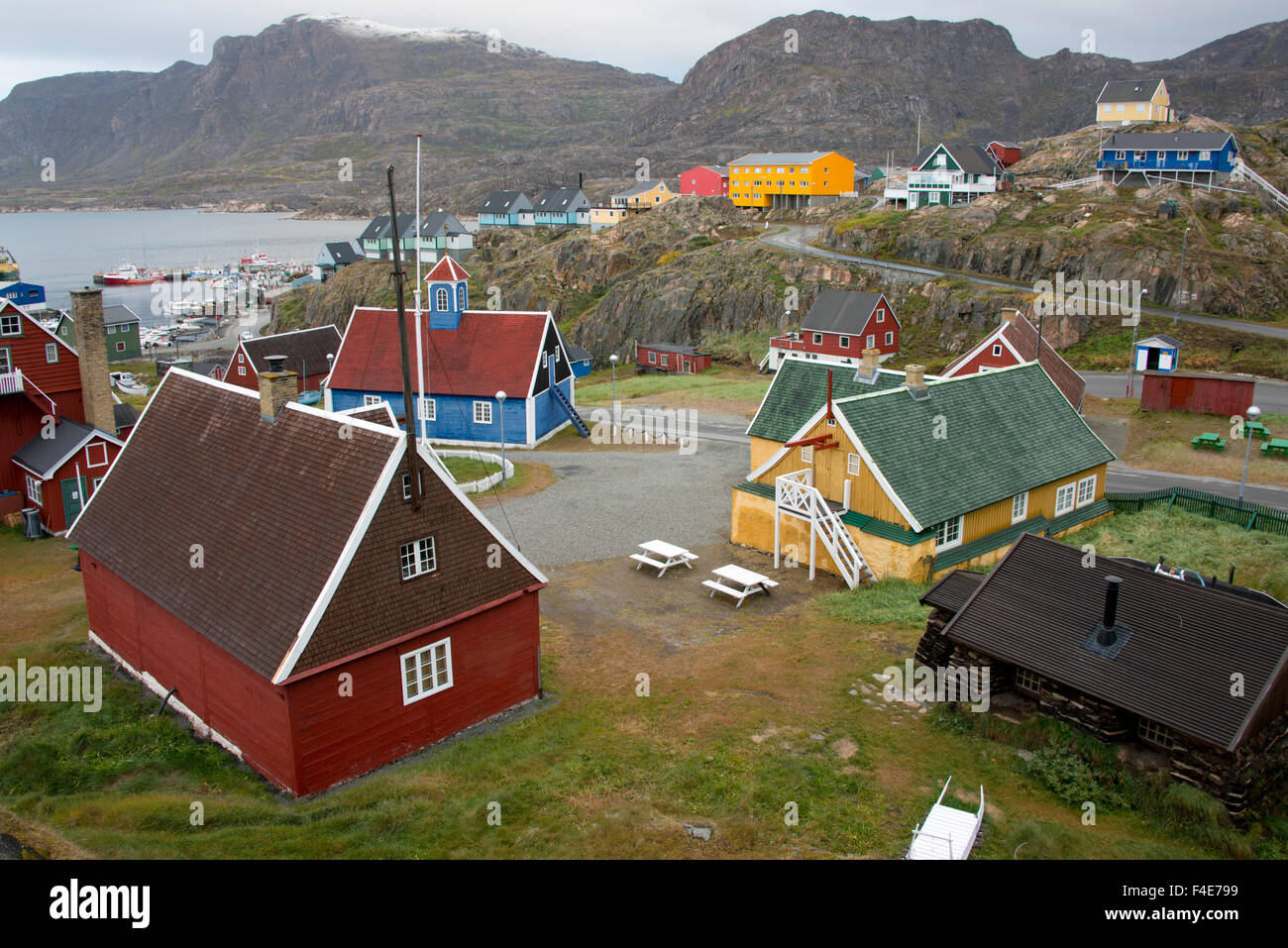 Grönland, Qeqqata Gemeinde Sisimiut (aka Holsteinsborg). Zweitgrößte Stadt in Grönland. Übersicht der Hafenbereich und Sisimiut Museum, eine Sammlung von historischen Gebäuden. (Großformatige Größen erhältlich). Stockfoto