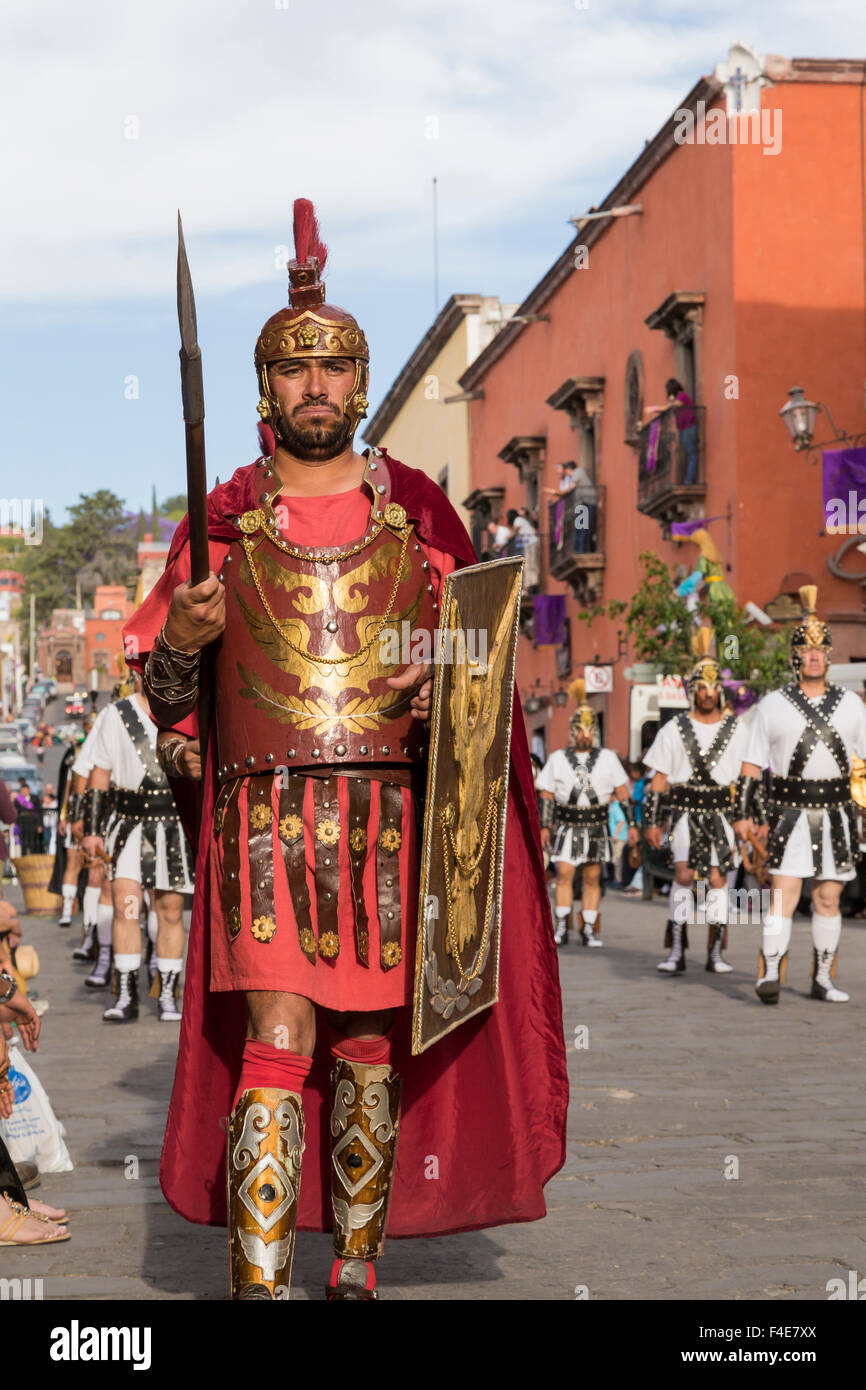 Mexiko, San Miguel de Allende. Römische Soldaten in Karfreitags-Prozession. Kredit als: Don Paulson / Jaynes Galerie / DanitaDelimont.com Stockfoto