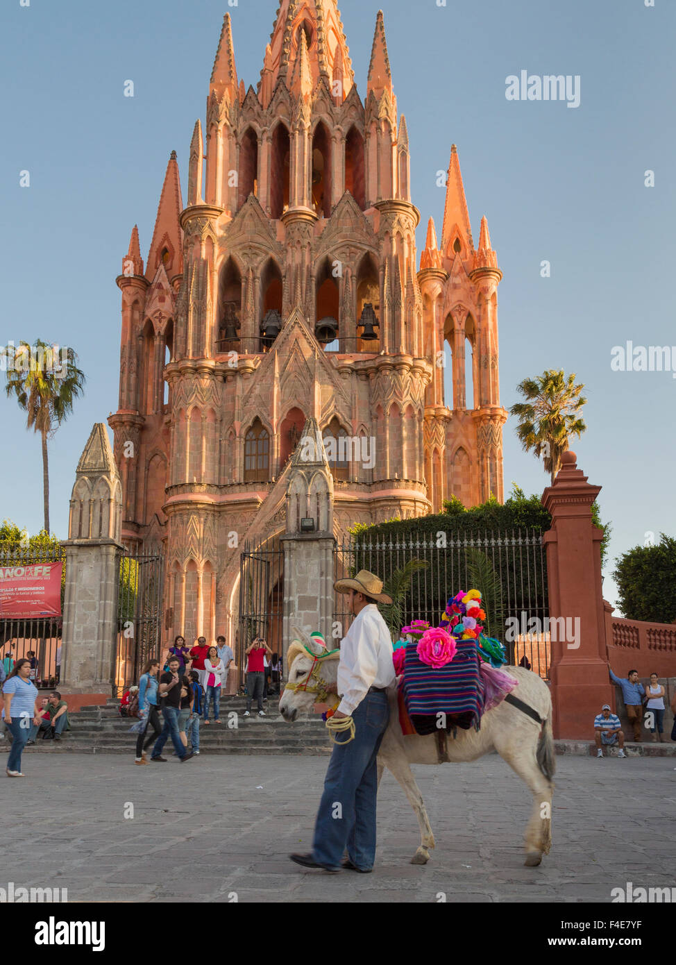 Mexiko, San Miguel de Allende. Der Jardin und Parroquia de San Miguel Arcangel Kirche. Kredit als: Don Paulson / Jaynes Galerie / DanitaDelimont.com Stockfoto