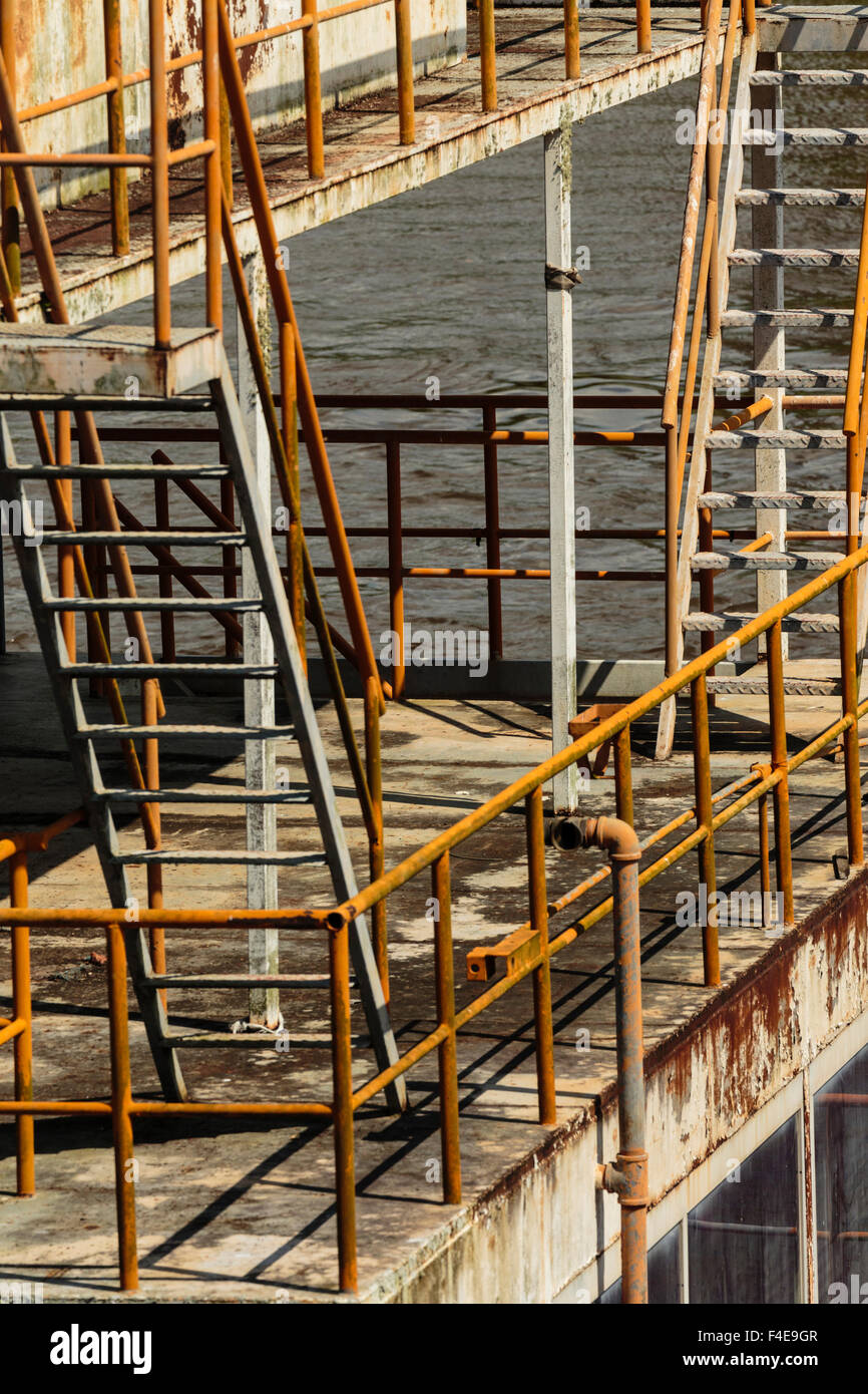 Südamerika, Venezuela, Orinoco. Industriestruktur am Hafen am Fluss. Stockfoto