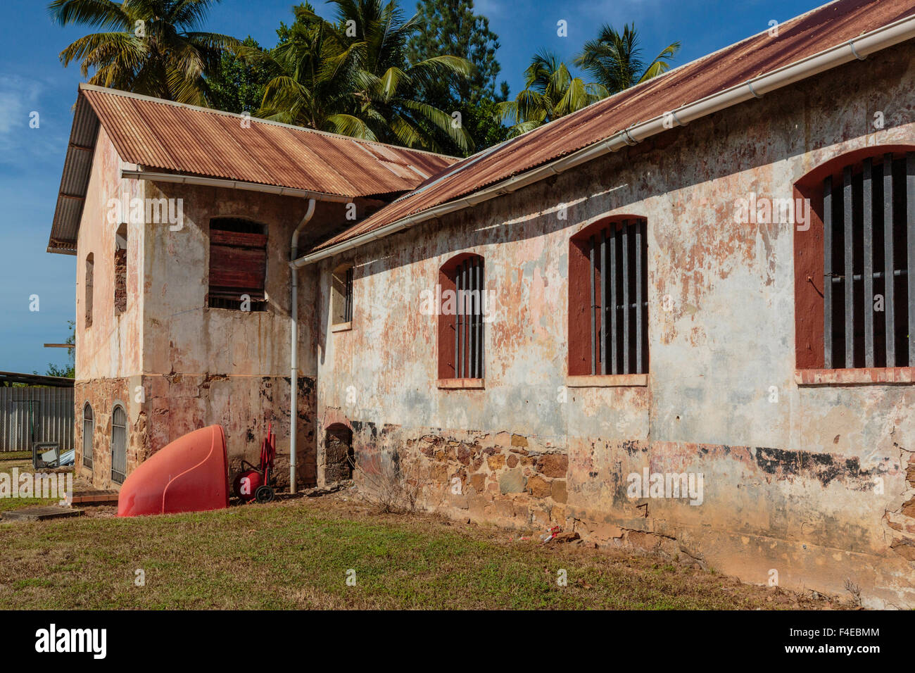 Südamerika, Französisch-Guayana, Ile Royale. Windows auf Gefängnis Struktur ausgeschlossen. Stockfoto