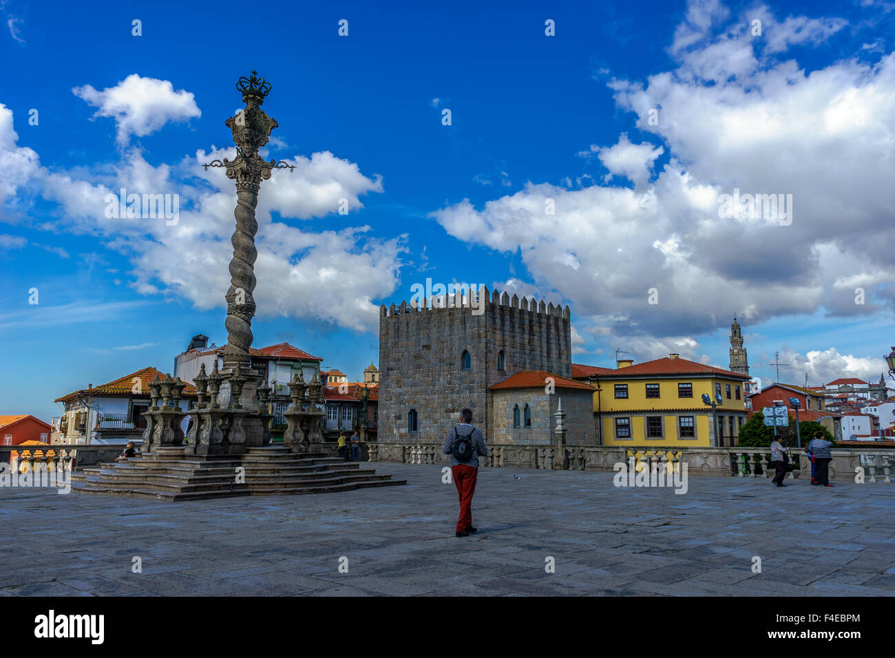 Der Pranger durch die Kathedrale von Porto mit Blick auf Haus und Schloss Struktur über. Spetember, 2015. Porto, Portugal. Stockfoto