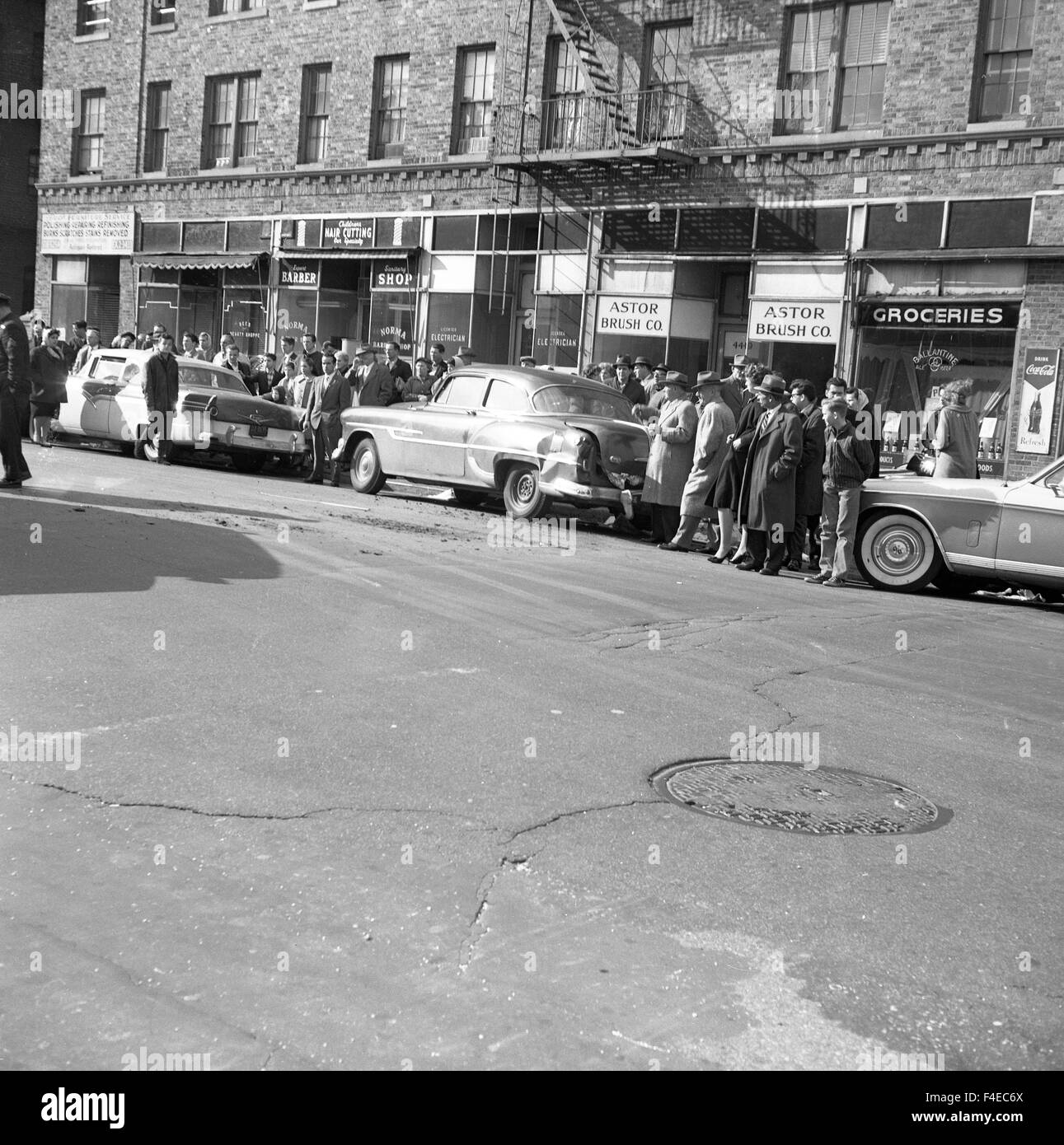 Zuschauer beobachten in Szene - 1950er Jahre Autos Männer mit Hüten Stockfoto