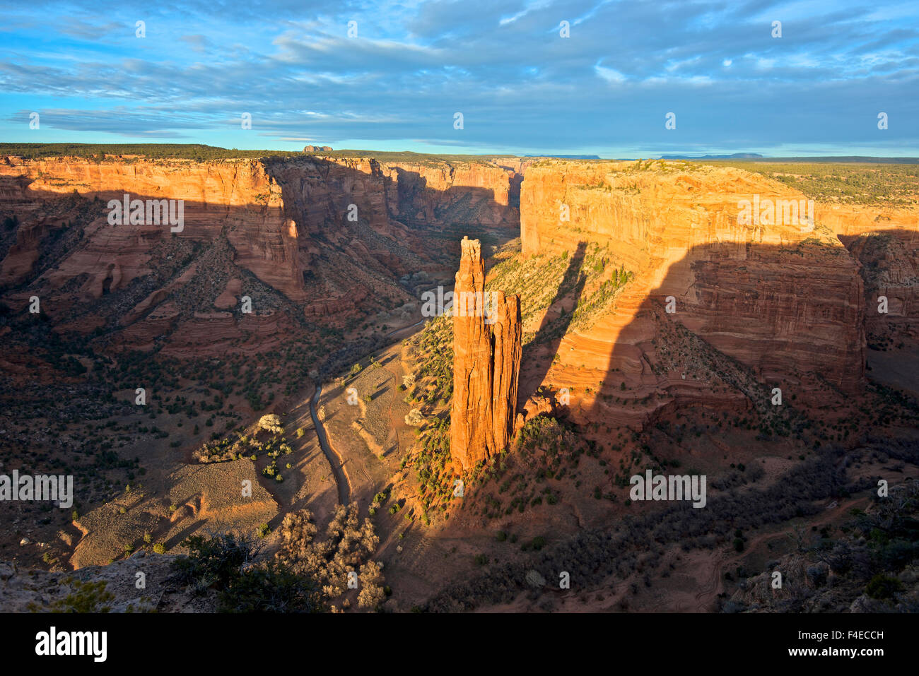 Spider Rock im Canyon de Chelly, Arizona, schwingt sich 600 Fuß in der Wüste Himmel vom unteren Rand einer 800 Fuß-Canyon. (Großformatige Größen erhältlich) Stockfoto