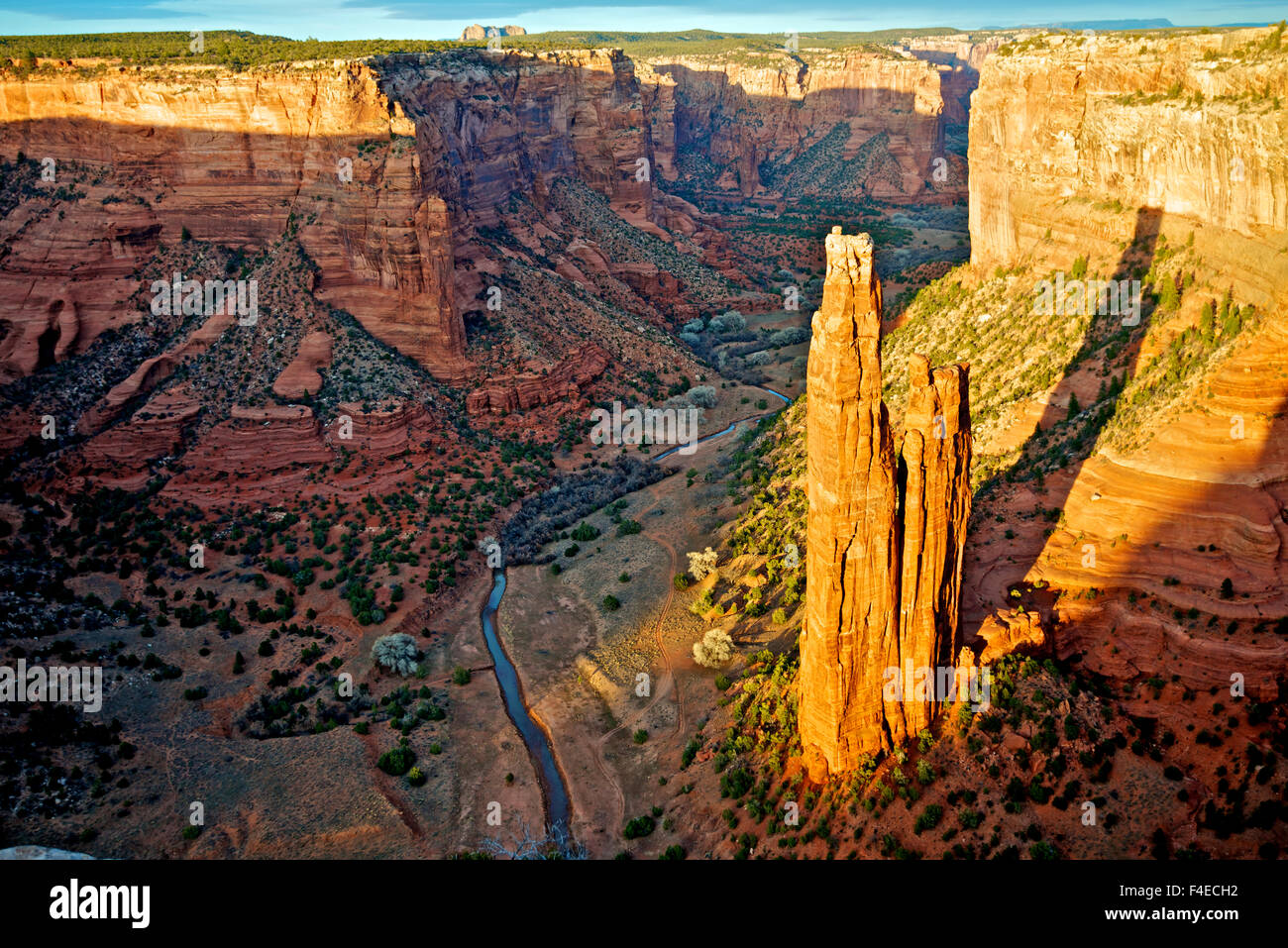 Spider Rock im Canyon de Chelly, Arizona, schwingt sich 600 Fuß in der Wüste Himmel vom unteren Rand einer 800 Fuß-Canyon. (Großformatige Größen erhältlich) Stockfoto