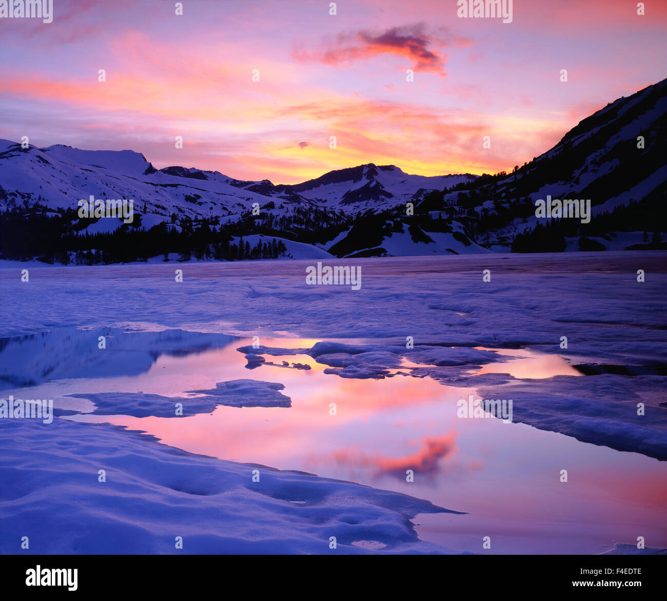 USA, California, eine teilweise gefrorenen Ellery Lake in der Sierra Nevada (großformatige Größen erhältlich). Kredit als: Christopher Talbot Frank / Jaynes Galerie / DanitaDelimont.com Stockfoto