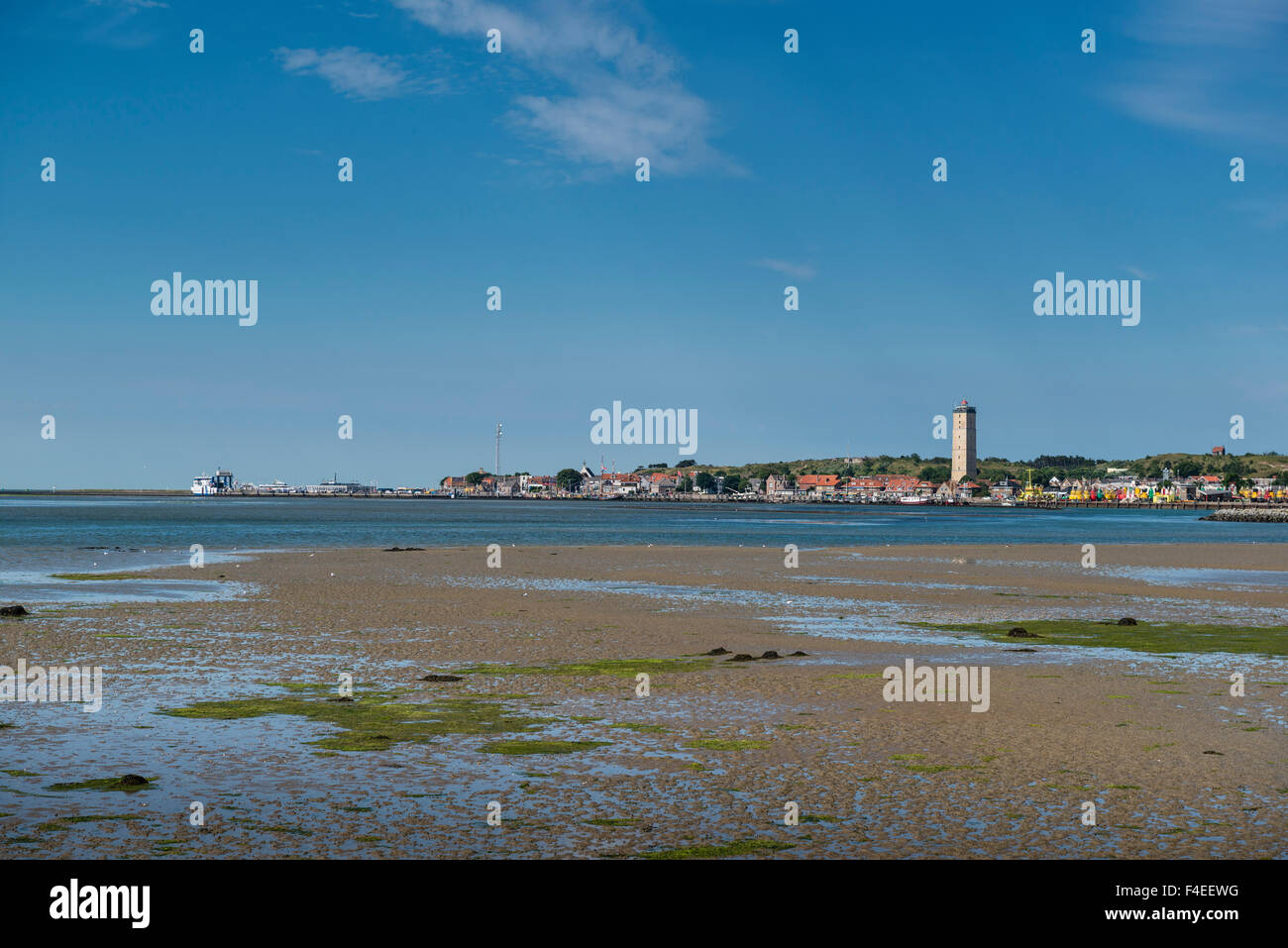 4. Juli 2014 Blick auf West-Terschelling mit Leuchtturm, der Brandaris und der Fähranlegestelle. Wattenmeer, de Wadden, in der Front. Gez Stockfoto