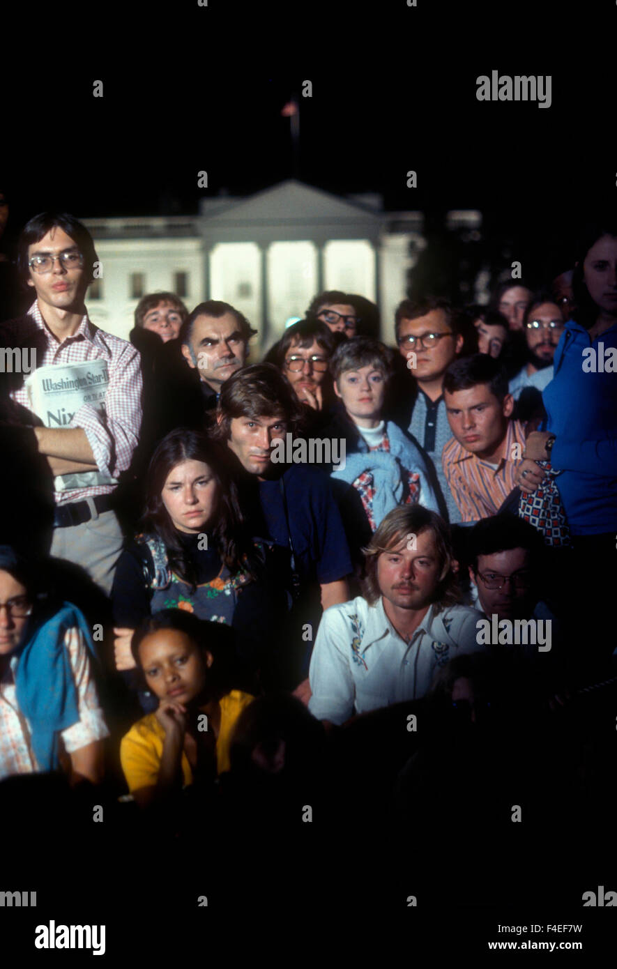 Demonstranten in Lafayette Park sehen Sie Präsident Nixon seine Fernsehen Adresse sagen, dass er während der Schlusstag der Nixon-Regierung zurücktreten wird. Stockfoto