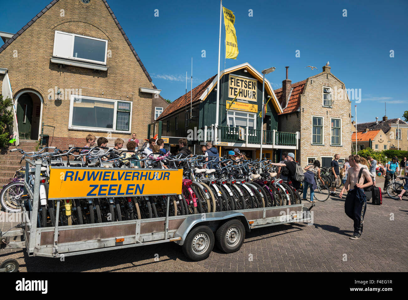 4. Juli 2014 Fahrradverleih ist ein großes Geschäft auf der Insel Terschelling, hier in der Nähe der Fähranleger in West-Terschelling Stockfoto