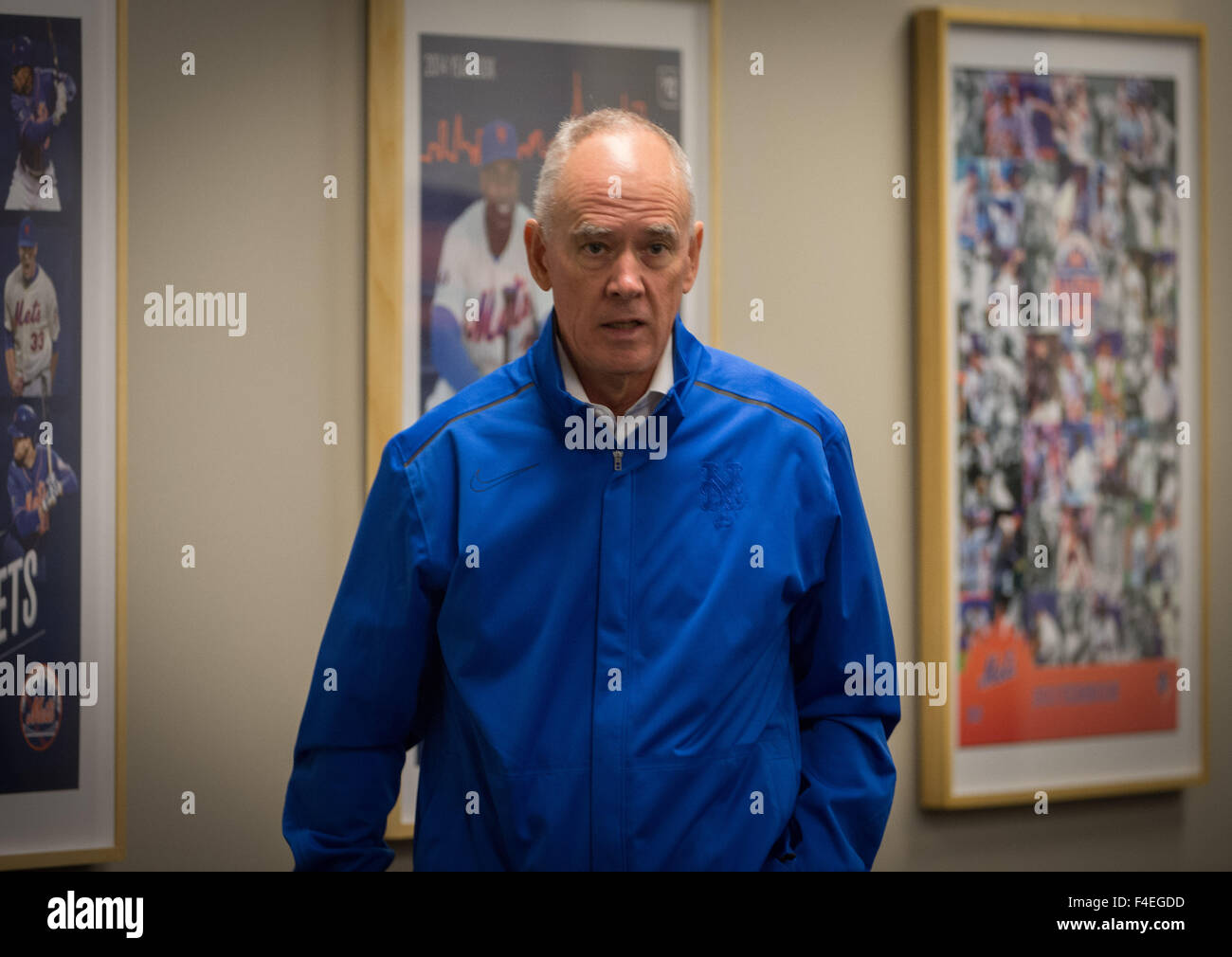 New York, NY, USA. 4. Januar 2014. New York Mets Geschäftsführer SANDY ALDERSON spricht auf einer Pressekonferenz während NLCS Trainingstag bei Citi Field, Freitag, 16. Oktober 2015. © Bryan Smith/ZUMA Draht/Alamy Live-Nachrichten Stockfoto