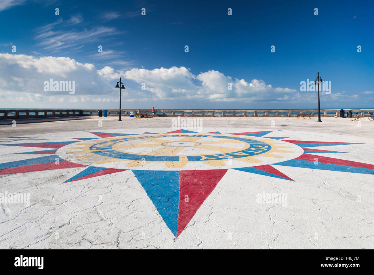 USA, Florida, Florida Keys, Key West, Higgs Strand, White Street Fishing Pier, Kompass-Rose Wandbild. Stockfoto