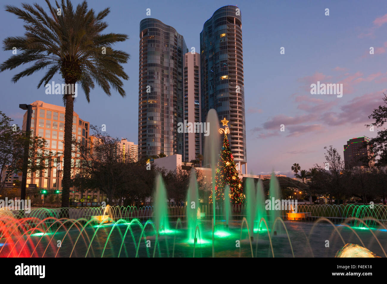 USA, Florida, Fort Lauderdale, Las Olas River Haus Eigentumswohnung Gebäude, Las Olas Riverwalk Bereich mit Heyne Park Brunnen am Abend. Stockfoto