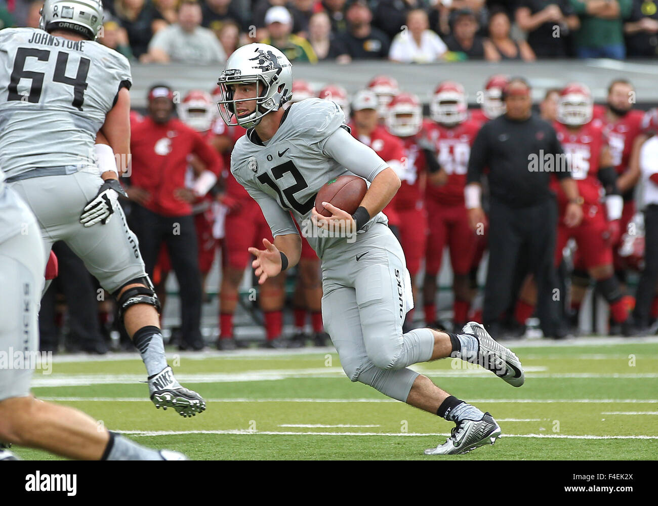 Autzen Stadium, Eugene, OR, USA. 10. Oktober 2015. Oregon Ducks quarterback Taylor Alie (12) während der NCAA Football-Spiel zwischen den Enten und die Washington State Cougars Autzen Stadium, Eugene, OR. Larry C. Lawson/CSM/Alamy Live-Nachrichten Stockfoto