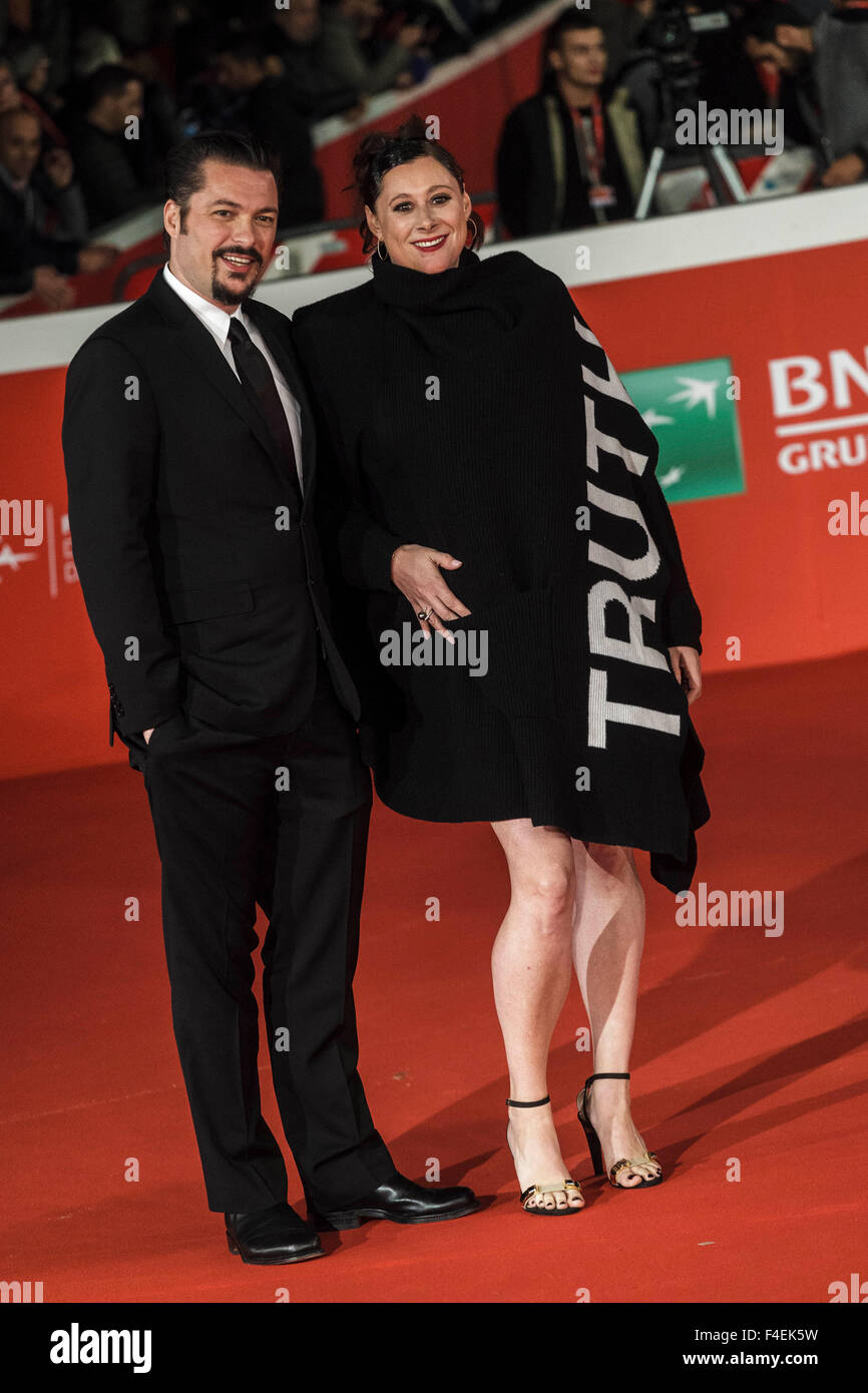 Rom, Italien. 16. Oktober 2015. US-amerikanischer Regisseur James Vanderbilt und Amber Freeman Fuß den roten Teppich für die Premiere von "Wahrheit" während der 10. Rom Film Fest im Auditorium Parco della Musica in Rom. "Wahrheit" ist eine amerikanische politische Doku-Drama Film geschrieben und unter der Regie von James Vanderbilt. © Giuseppe Ciccia/Pacific Press/Alamy Live-Nachrichten Stockfoto