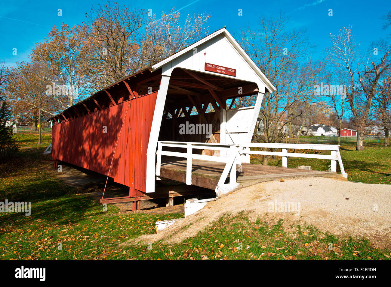 USA, Iowa, Winterset. Cutler-Donahoe Covered Bridge im Stadtpark, erbaut im Jahre 1871 von Eli Cox ursprünglich über North River bei Bevington (großformatige Größen erhältlich). Stockfoto