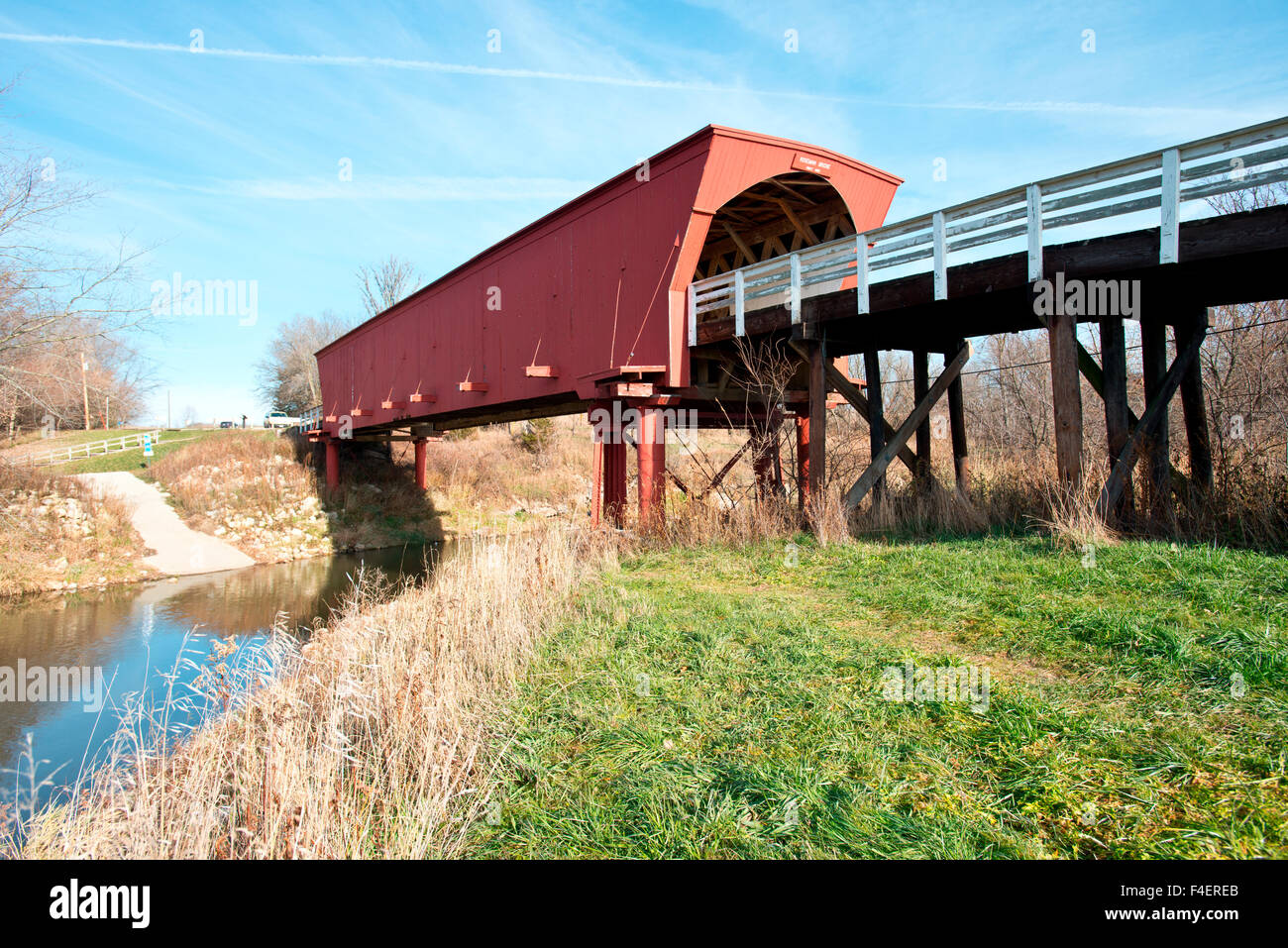 USA, Iowa, Winterset. Roseman Covered Bridge über Middle River aus dem Jahr 1883 von Benton Jones (großformatige Größen erhältlich). Stockfoto