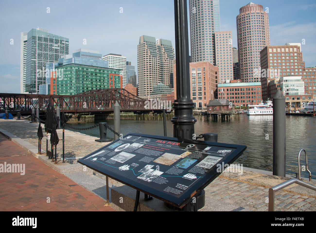 Massachusetts, Boston. Skyline und Waterfront Innenstadt Blick vom Fan Pier. Historischen Harborwalk in South Boston. (Großformatige Größen erhältlich) Stockfoto