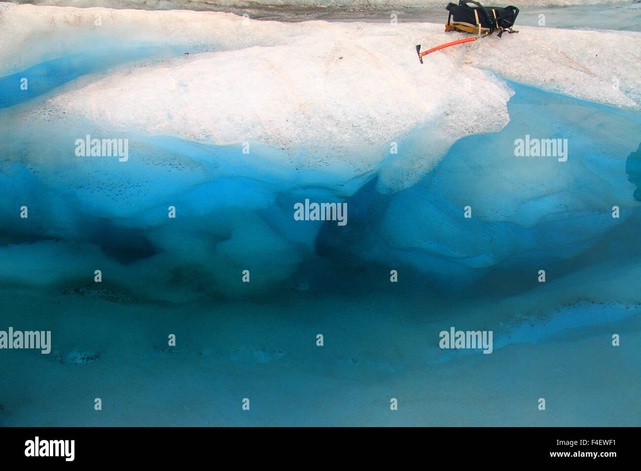 Kristallklares blaues Wasser auf dem Mendenhall Gletscher Trek, Alaska Stockfoto