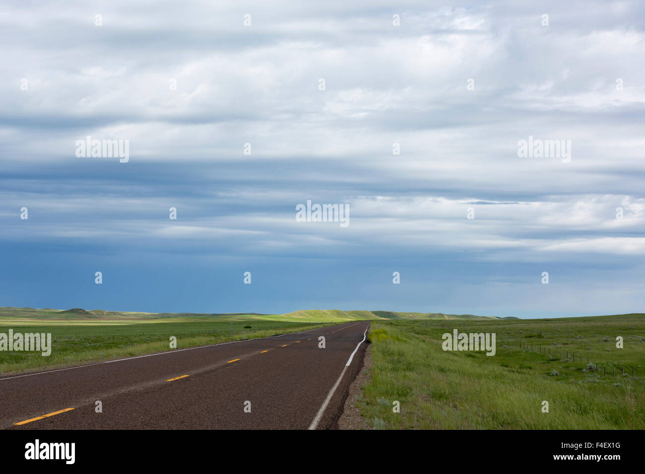 Montana, Prairie County, USA, Big Sky zurück Country Byway, stürmischen Himmel. Stockfoto