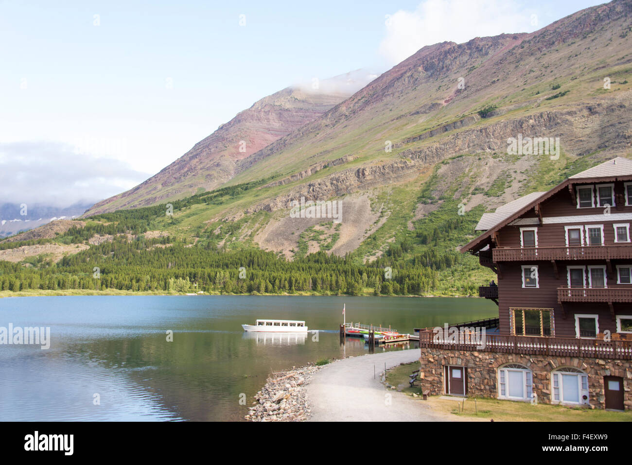 USA, Montana, Glacier National Park. Historischen viele Glacier Lodge und Chief Two Guns erzählt Tour Swiftcurrent Lake. Stockfoto
