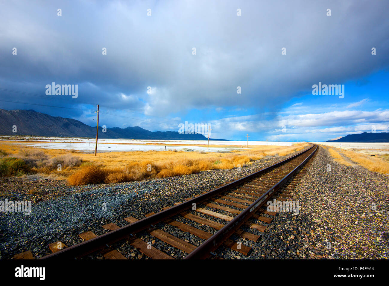 Ein Southern Pacific Railway Linie Kurven in der Black Rock Wüste von Nevada unter Gewitterwolken. (Großformatige Größen erhältlich) Stockfoto