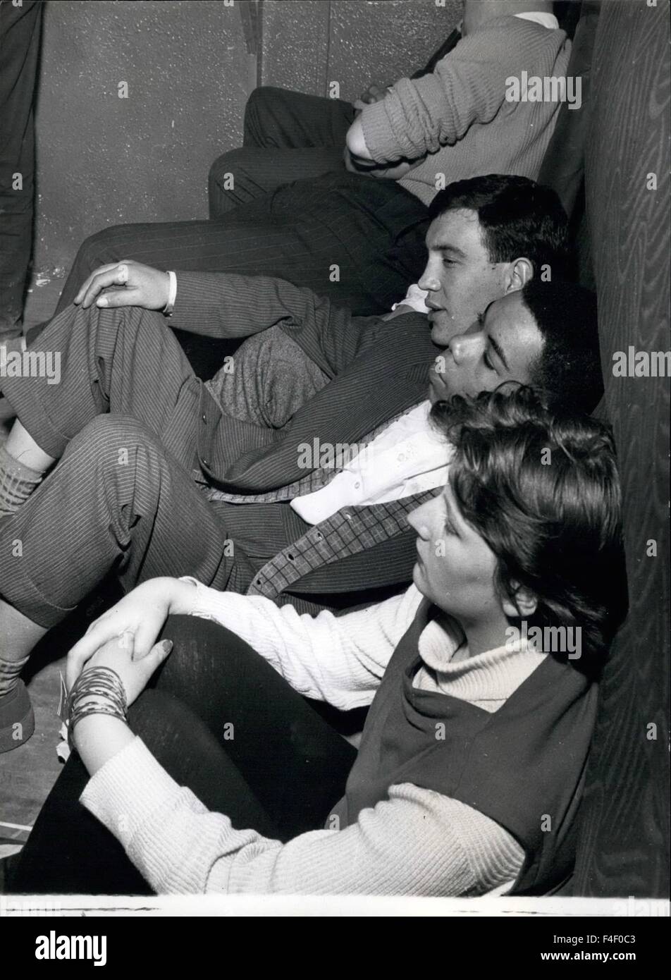 1964 - entspannen im CY Laurie Club: einige der männlichen Partner ruhen auf dem Boden, als die ganze Nacht jazz Session trägt auf. © Keystone Bilder USA/ZUMAPRESS.com/Alamy Live-Nachrichten Stockfoto