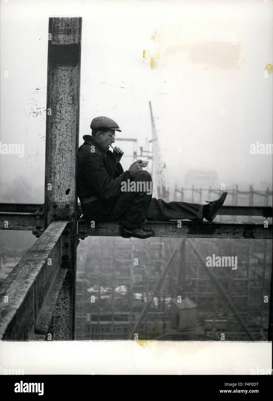 1925 - Stahlarbeiter nimmt Zigarettenpause Gebäude New York. Was für ein Ort für eine Tasse Tee zu stoppen! Genug, um das Blut in den Adern kalt in den Adern, Isn es machen! Aber Spiderman Jim Roach Doesn immer Mühe, hinunterklettern zehn Geschichten von Stahl Web seine unterbrechen müssen. Er bevorzugt auf eine Thermoskanne aufnehmen, und dann um auf einen schönen gemütlichen Winkel aus Stahl, niederzulassen Strecken seine Beine, irgendwie erholsamer gefällt mir! © Keystone Bilder USA/ZUMAPRESS.com/Alamy Live-Nachrichten Stockfoto