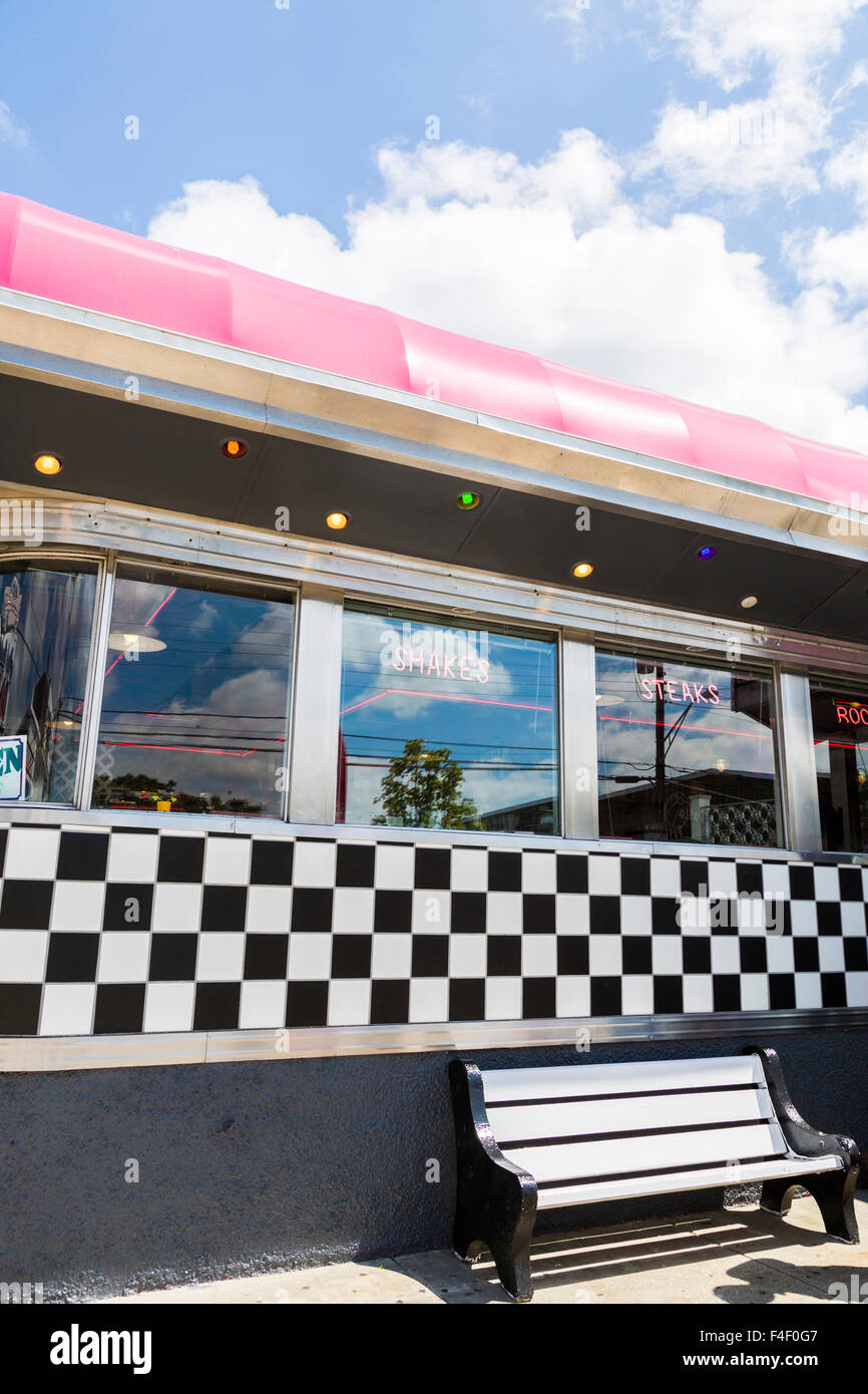 Außenseite des rosa Cadillac Diner, Wildwood, New Jersey, USA Stockfoto