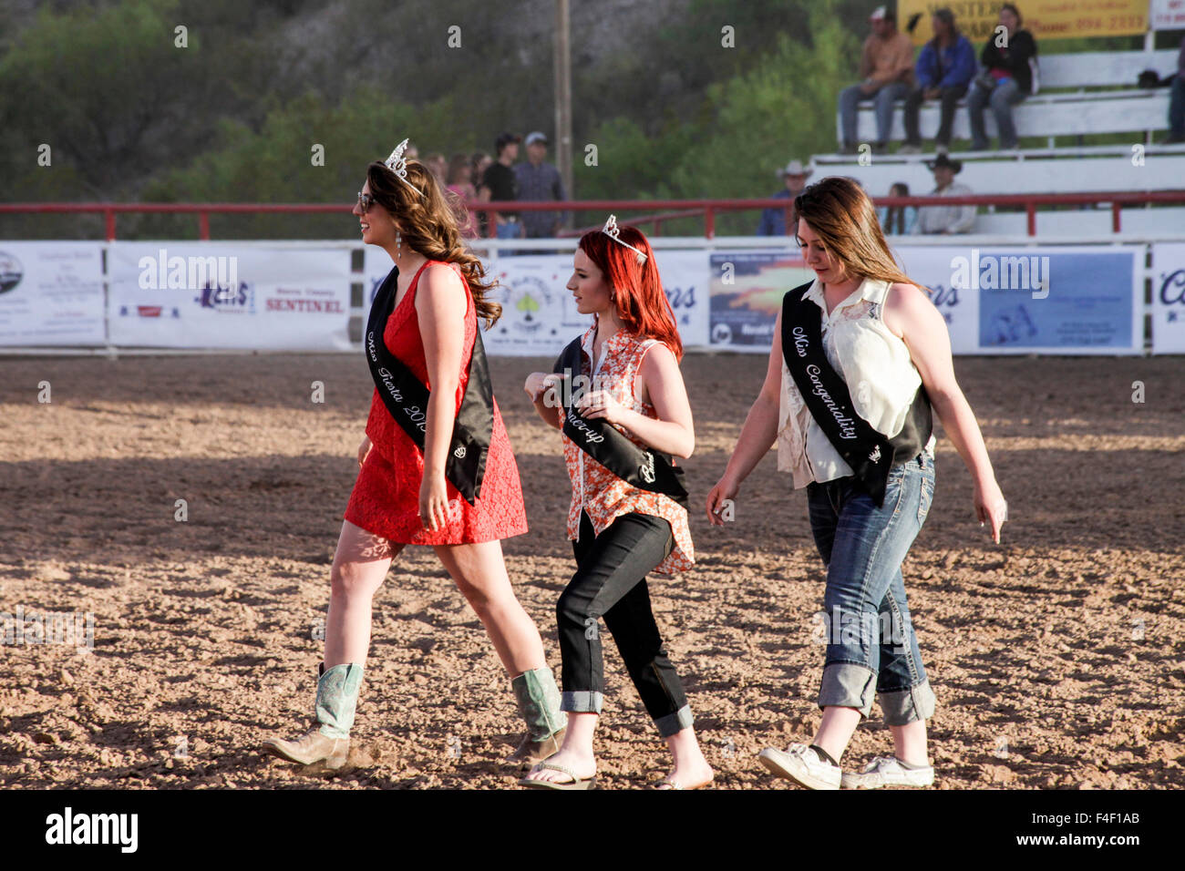 Die Rodeo-Prinzessinnen Fuß auf um das Rodeo, Wahrheit oder Konsequenzen, New Mexico, USA zu beginnen. Stockfoto