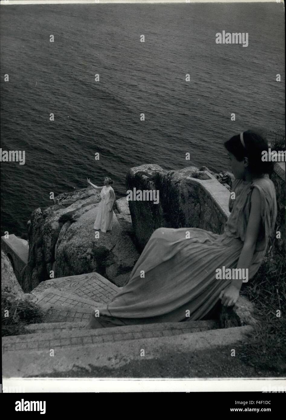 1968 - das Minack Theatre, Cornwall: Eine Szene, die der Beobachter zurück im Laufe der Jahrhunderte um die Herrlichkeiten des griechischen Theaters transportiert; das Ende von '' The Iphigenie in Tauris'' als '' Pallas Athene '' gespielt von 18 jährige Betty Weber, erscheint auf einem Felsen und sendet ihre Nachricht. © Keystone Bilder USA/ZUMAPRESS.com/Alamy Live-Nachrichten Stockfoto