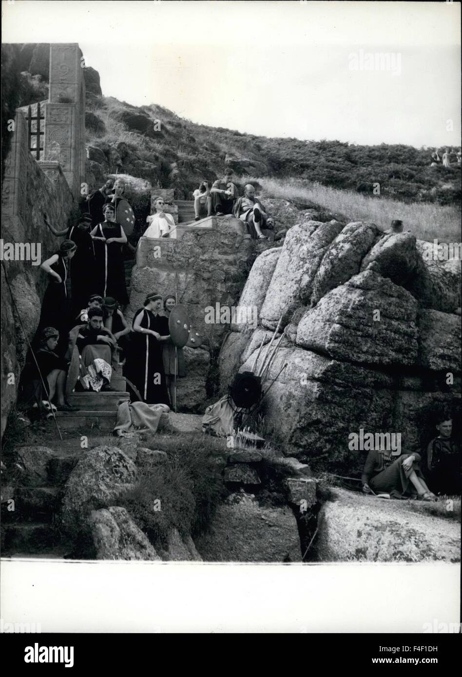 1968 - das Minack Theatre, Cornwall: Warten, ihre Signale zu gehen, sind Mitglieder der Besetzung der "Iphigenie in Tauris'' aus dem Publikum von riesigen Felsen versteckt. © Keystone Bilder USA/ZUMAPRESS.com/Alamy Live-Nachrichten Stockfoto
