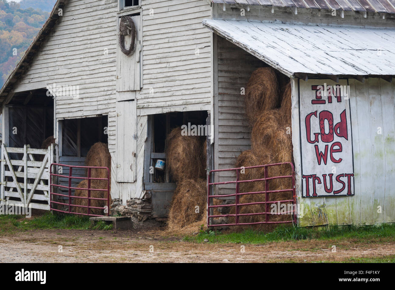 North Carolina, Valle Crucis, Scheune mit Slogan In God We Trust Stockfoto