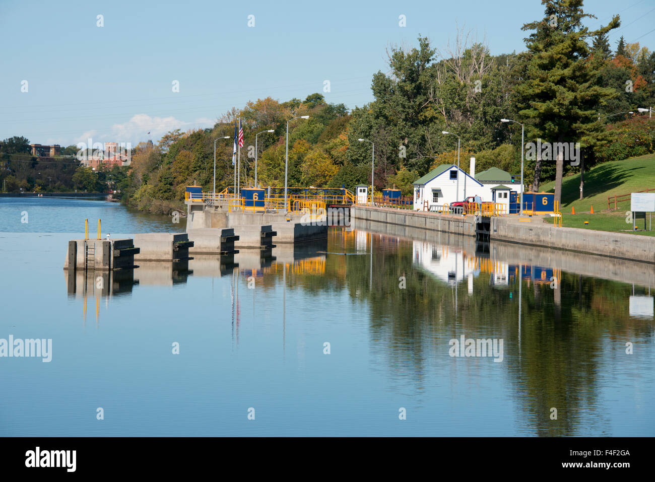 New York, Erie-Kanal. Oswego River bei Minetteo, sperren, 6. (Großformatige Größen erhältlich) Stockfoto