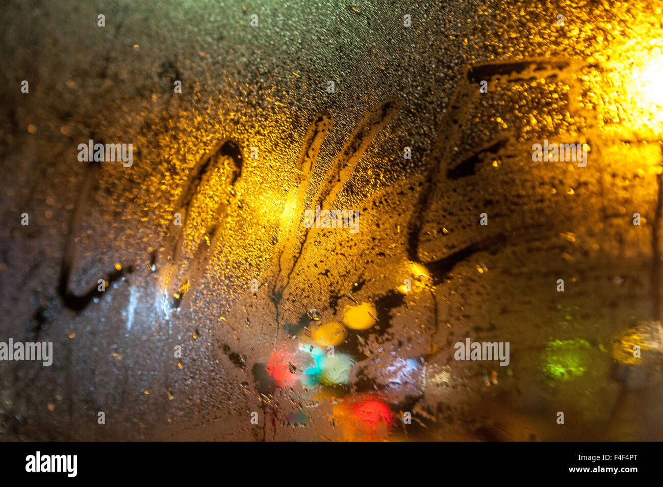Love Concept Lichter, Inschrift Notiz auf nassem Fenster Glas verschwommener Hintergrund abstrakter Unschärfe Stockfoto