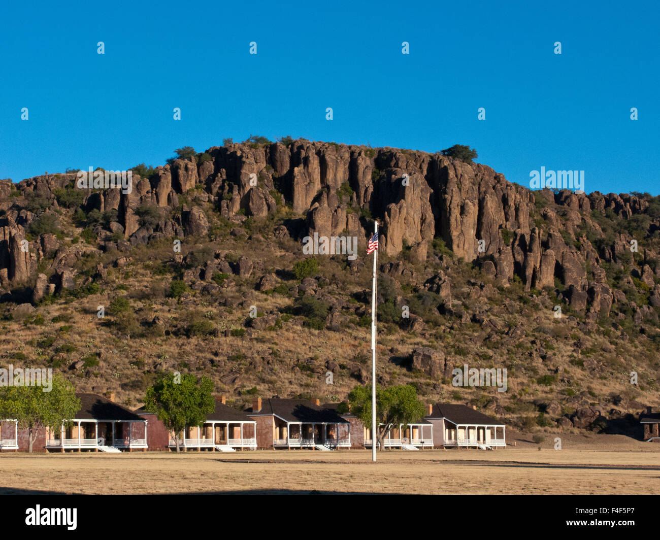 USA, Fort Davis National historischen Ort, Texas, Parade Gelände, restauriert Offiziers Küche und Dieners Quartalen umrahmt von Davis Mountains Park Ridge. Stockfoto